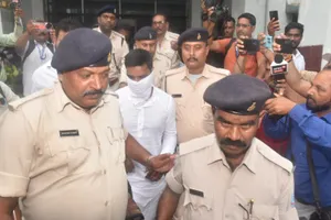 जमशेदपुर कोर्ट में सरेंडर करने के बाद पुलिस अभिरक्षा में दो लाख का इनामी विश्वनाथ मंडल उर्फ बोदरा।