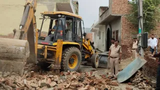गैंगस्टर रणदीप मलिक की मां की संपत्ति पर चला बुलडोजर। फोटो जागरण