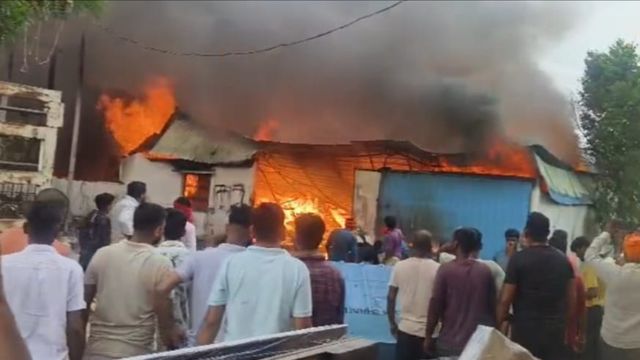 देवरिया में केबल ब्लास्ट से फर्नीचर फैक्ट्री में लगी भीषण आग, दो करोड़ का सामान राख
