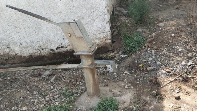 जम्मू-कश्मीर: टांडा और टेरी चकतवेला में खराब पड़े हैंडपंप, भीषण गर्मी में पेयजल संकट से जूझ रहे ग्रामीण
