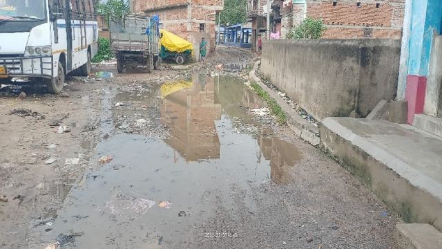 कोडरमा के सतगावां में शिक्षा के रास्ते पर जलजमाव, गंदे पानी से होकर स्कूल जाने को मजबूर छात्र-छात्राएं
