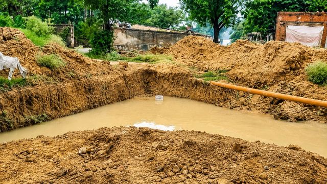 लातेहार के बरवाडीह रेलवे कॉलोनी में फिल्टर हाउस के गड्ढों में जलभराव, बच्चों और मवेशियों की सुरक्षा पर खतरा
