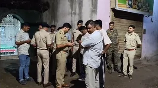 मानगो में अपराधी राहुल बच्चा पर जानलेवा हमला होने के बाद घटनास्थल पर पहुंचे सिटी एसपी ललित मीणा।