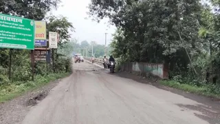 गिद्दी-भुरकुंडा दामोदर नदी के पूराने पुल से गुजरते वाहन।