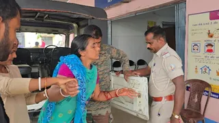 आंख में झोंकी मिर्च