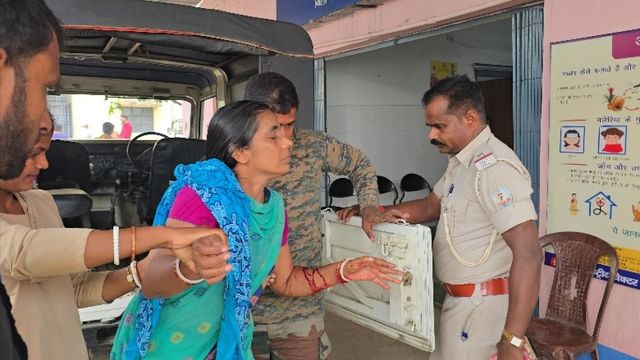 साहिबगंज में कोर्ट जा रही महिला पर समधी ने किया जानलेवा हमला,  ब्लेड से काटा हाथ; आंख में झोंकी मिर्च
