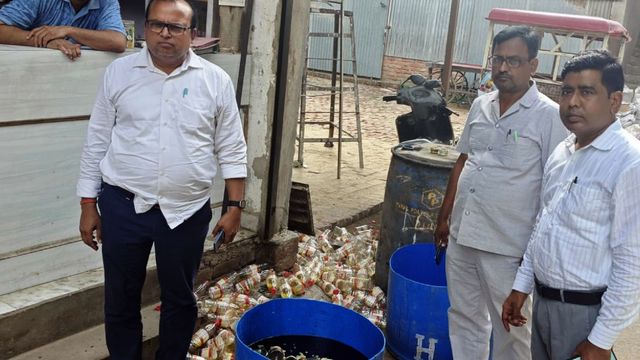 मैनपुरी में FSDA की बड़ी कार्रवाई, 220 KG एक्सपायर सरसों तेल फिंकवाया; दूषित मिठाइयां कराईं नष्ट