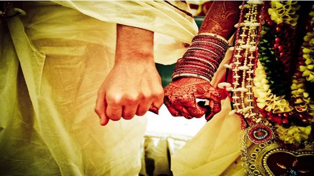 बांका: सुनसान जगह पर मिल रहे थे नाबालिग प्रेमी-प्रेमिका, ग्रामीणों ने पकड़कर कराई शादी
