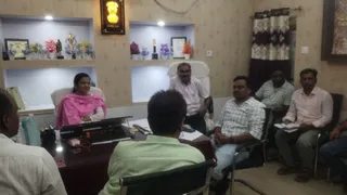 बैठक में मौजूद पदाधिकारी।