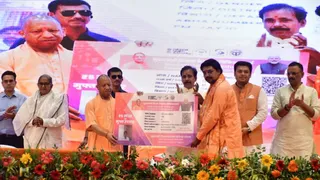 वाराणसी में सीएम योगी ने शिक्षकों के लिए कैशलेस चिकित्सा योजना का किया शुभारंभ।