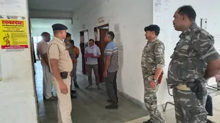 दुमका के सरैयाहाट अंचल कार्यालय में एसीबी की छापेमारी के दौरान तैनात पुलिस बल। (फोटो जागरण)