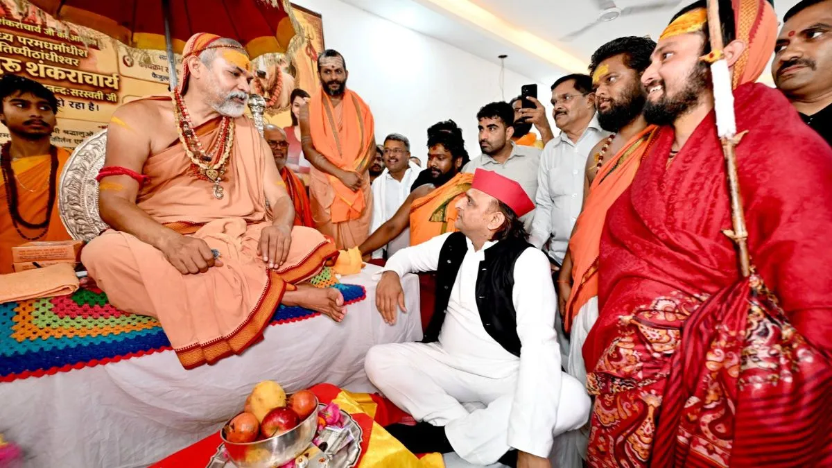 चार महीने में स्वामी अविमुक्तेश्वरानंद से दूसरी बार मिले सपा प्रमुख अखिलेश यादव, सनातन पर आया संकट दूर करने पर मंथन