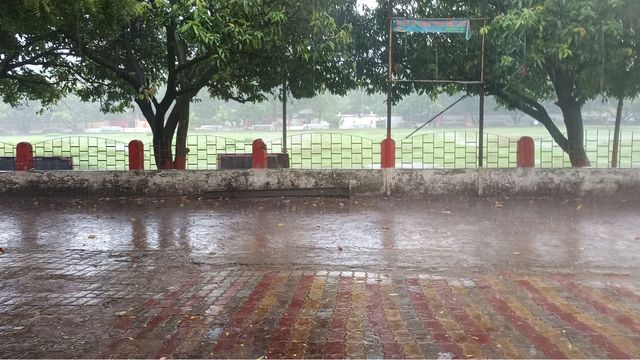 आसमान में बादलों का डेरा, बगहा में दिनभर झमाझम बारिश से मौसम सुहाना और वर्षा के आसार
