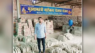 'मुख्यमंत्री माटीकला रोजगार योजना' के अन्तर्गत लगाए गए कुल्हड़ का प्लांट दिखाते भूरा हुसैन। सौजन्य सूचना विभाग