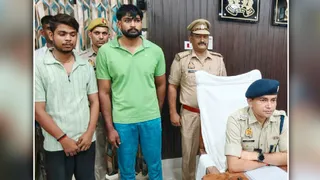 पुलिस द्वारा पकड़े गए साइबर ठग एवं खुलासा करते एसपी सोमेंद्र मीना। जागरण