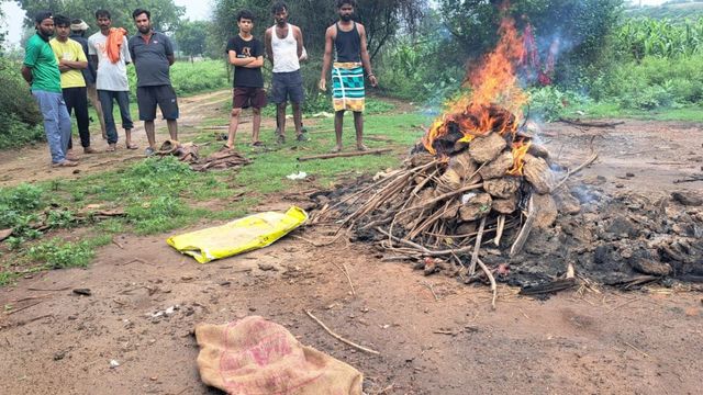 एक शव का दो दिन में अंतिम संस्कार, बारिश ने बुझा दी पहली बार में चिता; बदहाल है शमशाबाद का श्मशान घाट  
