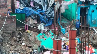 मलबे से परिवार के सदस्यों को निकालते दमकल जवान: जागरण