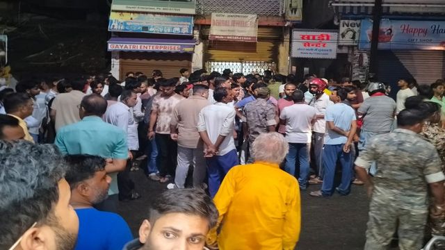 गोड्डा में सरेशाम आभूषण दुकान में 8 लाख की लूट, फायरिंग कर भागे बदमाश
