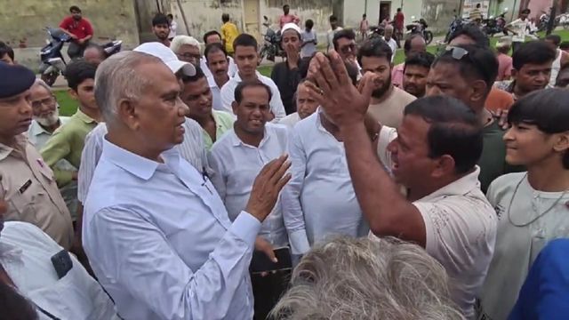 भू-धंसान प्रभावित छाताबाद में पूर्व मंत्री का ग्रामीणों ने किया घेराव, समय पर मदद नहीं मिलने से नाराजगी
