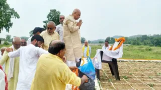 पूर्व मुख्यमंत्री चंद्रशेखर सिंह के समाधि पर तैलीय चित्र को नमन करते पुत्र विधु शेखर सिंह और अन्य