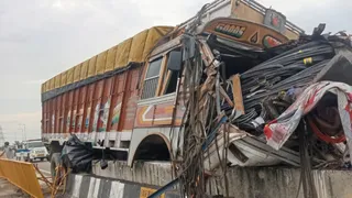 क्रैश बैरियर से टकराए ट्रक के चालक-खलासी की मौत