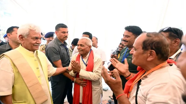 LG मनोज सिन्हा ने पंथा चौक ट्रांजिट कैंप का लिया जायजा, बोले- 'पंजीकरण से भोजन तक श्रद्धालुओं को न हो कोई असुविधा'