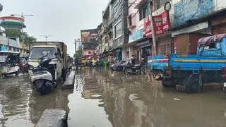 प्रयागराज में मानसूनी बारिश से सड़क पर भरा पानी। जागरण