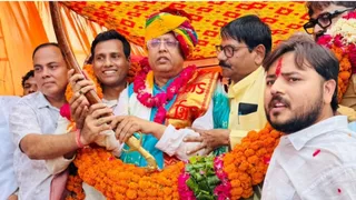 एत्मादपुर में स्वागत के दौरान भाजपा के प्रदेश महामंत्री रामप्रताप सिंह चौहान।