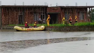लक्सर में निर्माणाधीन मकान में पानी में फंसे पिता पुत्र को निकालती एसडीआरएफ की टीम। जागरण