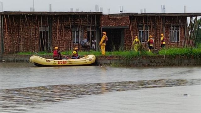 हरिद्वार: धंसने लगा निर्माणाधीन मकान, बाढ़ के पानी में फंसे पिता-पुत्र को SDRF ने नाव से निकाला
