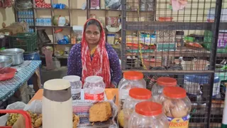 विकास भवन में कैंटीन संचालित करतीं ममता शर्मा।
