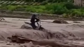 पशुलोक-चीला मार्ग पर बीन नदी में स्कूटी के साथ फंसा युवक। वीडियो ग्रैब