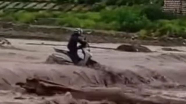 पौड़ी के यमकेश्वर में बीन नदी के उफान में फंसा स्कूटी सवार, राहगीरों ने 'मानव श्रृंखला' बनाकर बचाई जान
