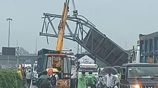 सालियर बाइपास पर साइन बोर्ड को हटाती क्रेन। जागरण