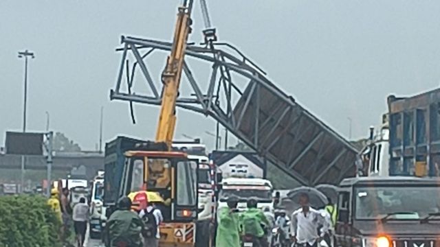 रुड़की में बड़ा हादसा टला: तेज हवा से सालियर बाईपास पर गिरा भारी भरकम साइन बोर्ड, 2 घंटे लगा रहा लंबा जाम
