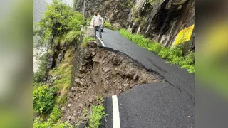 फोटो- मरोड़-बनचोरा-बढेथी मोटर मार्ग पर की सुरक्षा दीवार क्षतिग्रस्त होने से अवरूद्ध हुआ मार्ग। जागरण