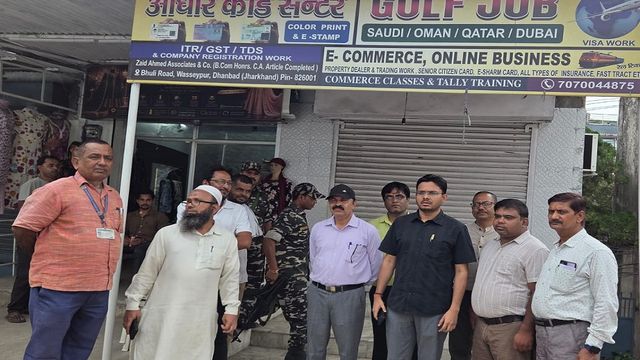 वासेपुर में साइबर कैफे पर कार्रवाई, SIR फार्म भरने में अनधिकृत हस्तक्षेप पर एसडीएम ने दी चेतावनी
