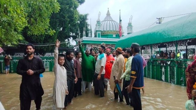 कलियर दरगाह परिसर में भरा पानी: पहली बारिश में नगर पंचायत के दावों की खुली पोल, जायरीनों का प्रदर्शन
