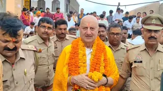 हनुमानगढ़ी में बजरंग बली का दर्शन-पूजन करने के उपरांत निकलते अभिनेता अनुपम खेर