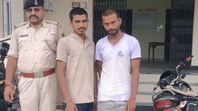 अररिया में 63 लीटर नेपाली शराब के साथ दो तस्कर गिरफ्तार, फारबिसगंज से चोरी हुई बाइक भी बरामद
