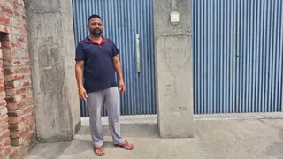 घटना की जानकारी देते हुए पीड़ित।