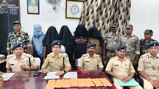चक्रधरपुर थाना में प्रेस वार्ता में जानकारी देते पुलिस पदाधिकारी व पीछे खड़े नकाबपोश बदमाश।