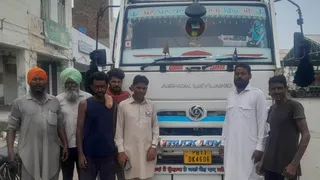 पुलिस की तरफ से पकड़ा गया कैंटर।