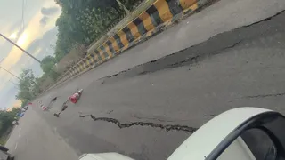 दो किलोमीटर तक जगह-जगह सड़क धंसी। जागरण