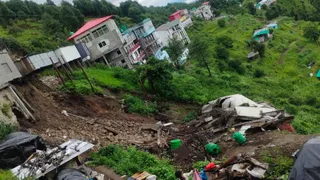 टिहरी जिले के सुरकंडा के पास कद्दूखाल में एक पुराना मकान ताश के पत्तों की तरह ढह गया।