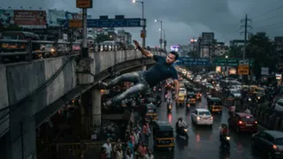 सरकारी स्कूल के सुपरवाइजर आनंद कुमार सरोहा ने बृहस्पतिवार को रानी झांसी फ्लाईओवर से 30 फीट की ऊंचाई से लगाई छलांग लगा दी। एआई इमेज