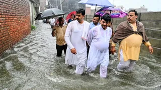 मुजफ्फरनगर में बरसात से कई मुहल्लों में पानी भर जाने पर राज्यमंत्री कपिल देव अग्रवाल शहर का हाल जानने निकले। रामलीला टिल्ला क्षेत्र में मौका मुआयना करते मंत्री। सौ. स्वयं