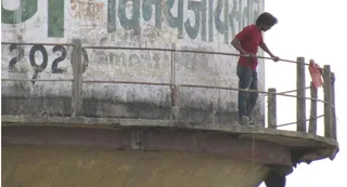 पडरौना नगर के सुभाष चौक स्थित पानी टंकी पर चढ़ा युवक। जागरण