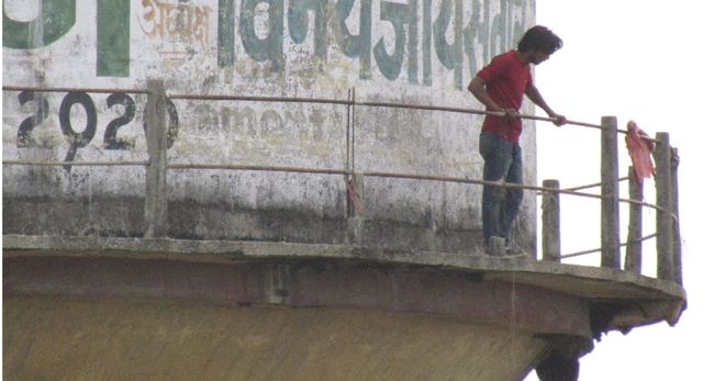 कुशीनगर में पिटाई से नाराज युवक पानी की टंकी पर चढ़ा, मची अफरा-तफरी