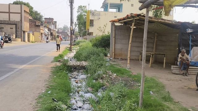 लोहरदगा के वार्ड 21 में जलजमाव से त्रस्त लोग, बारिश में डूब रहा पूरा क्षेत्र